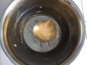 加入中筋面粉，揉成团，静置1小时，盖上保鲜膜