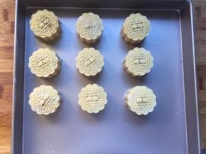 放入预热好的烤箱160度，5分钟，上下循环风，这样烤出的颜色才差不多，