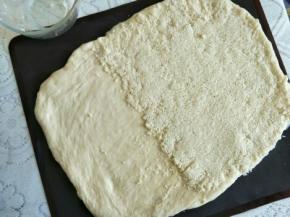 1.面团排气，擀成长方形。
2.椰蓉馅铺2/3，1/3留白。
3.从留白处折到有椰蓉的部位，继续折过去，成长方形。