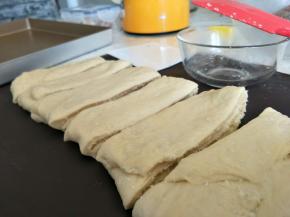 稍微擀开，切成均匀的条。