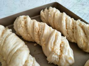 1.分别把切开的条，俩端捏住转2-3圈。
2.再次发酵到1.5-2倍大。
3.涂上蛋液，放入预热好的烤箱。165上下火，中层。