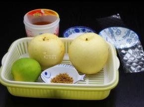 准备食材：秋梨、鱼胶片、柠檬、桂花、麦芽糖、白砂糖等；