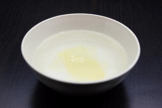 鱼胶片用水浸泡6分钟，与柠檬汁拌均