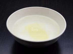 鱼胶片用水浸泡6分钟，与柠檬汁拌均