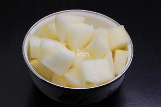 秋梨去皮、去籽，切块；