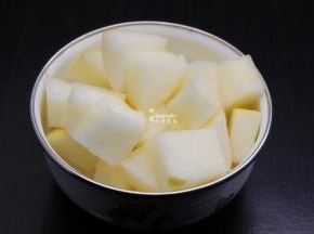 秋梨去皮、去籽，切块；