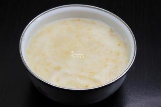 把秋梨用料理机打成泥；PS：不要榨汁哦。