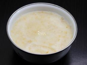 把秋梨用料理机打成泥；PS：不要榨汁哦。