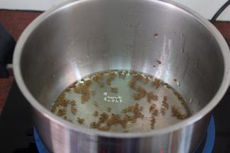 锅中50ml清水，放入桂花煮沸成桂花茶；