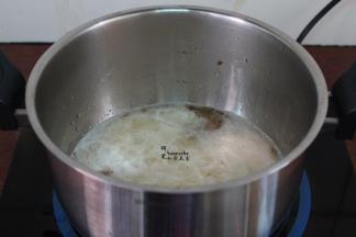 加入秋梨泥，再次煮沸；