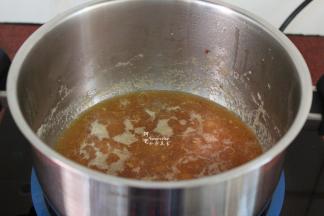 加入麦芽糖、白砂糖，煮沸，转为小火，熬煮成浓稠状，最后加入柠檬汁与鱼胶片拌均的水，再次煮沸即可；