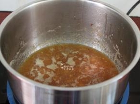 加入麦芽糖、白砂糖，煮沸，转为小火，熬煮成浓稠状，最后加入柠檬汁与鱼胶片拌均的水，再次煮沸即可；