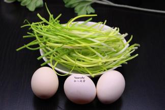 准备新鲜挖来的野葱、土鸡蛋等食材；