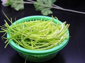 野葱挑选，洗净，沥干水分；
