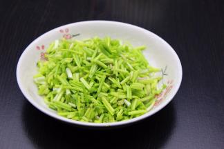 把野葱切段；