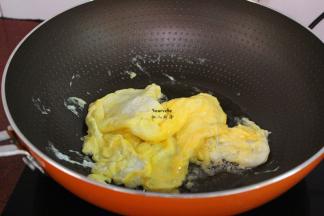 热锅，倒油，倒入鸡蛋煎至6成熟，起锅；