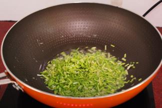 放入野葱段，煸香；