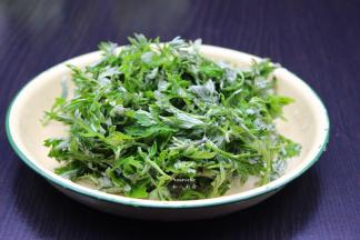艾草挑选嫩叶，洗净，沥干水分；