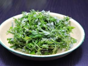 艾草挑选嫩叶，洗净，沥干水分；