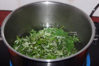 清水煮沸，放入艾草汆烫；