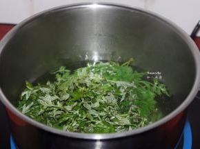 清水煮沸，放入艾草汆烫；