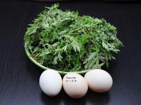 准备艾叶、土鸡蛋、生姜等食材；