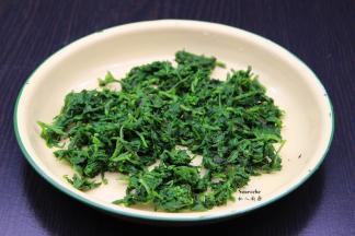 捞出沥干水，切碎、生姜洗净切碎，一起拌均；