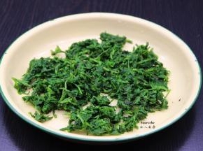 捞出沥干水，切碎、生姜洗净切碎，一起拌均；