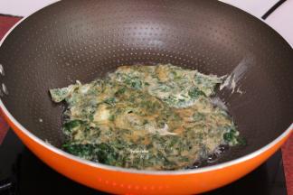 翻转另外一面继续煎至微黄