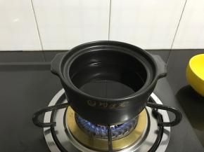 砂锅中放入适量清水。