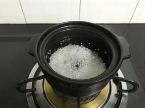 煮开后倒入西米。