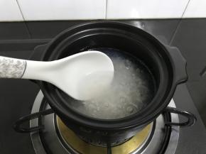 其间要用勺子不停地搅拌一下以免粘底。