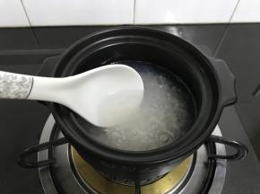 其间要用勺子不停地搅拌一下以免粘底。