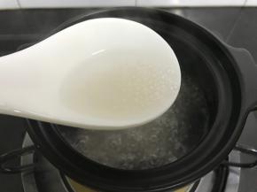 煮到西米呈透明色，中间有一点白芯的时候熄火焖15分钟。