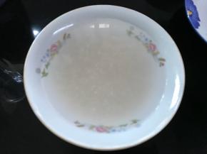 把煮好的西米捞出放入凉开水中。