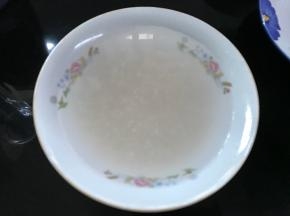 把煮好的西米捞出放入凉开水中。