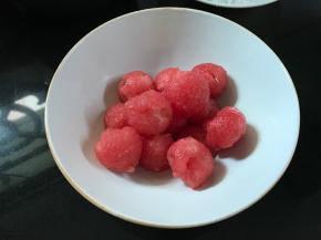 把西瓜用勺子挖些西瓜球备用。
