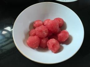 把西瓜用勺子挖些西瓜球备用。