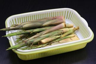 准备好新鲜小竹笋，PS：要小笋比较适合凉拌；