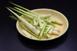 小竹笋，去壳，去老部分，洗净；