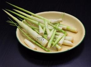 小竹笋，去壳，去老部分，洗净；