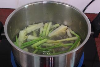 清水煮沸，放入洗净的小竹笋，汆烫至熟；