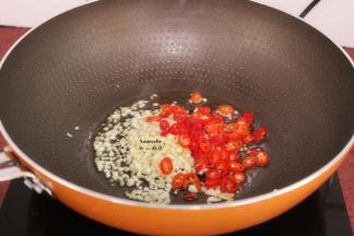 热锅，煸香橄榄油、香油、蒜末、辣椒；