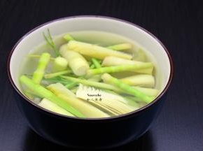汆烫好的小竹笋，过冰水；