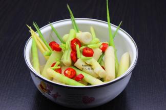 煸香好的佐料、盐一起放入小竹笋中拌均即可。