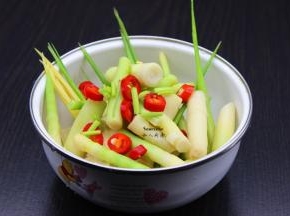 煸香好的佐料、盐一起放入小竹笋中拌均即可。