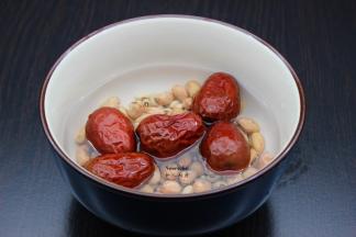 眉豆、花生、红枣洗净之后浸泡片刻；