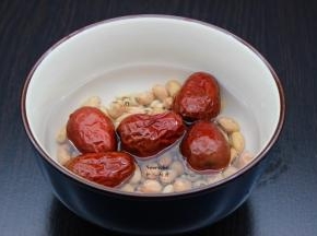 眉豆、花生、红枣洗净之后浸泡片刻；