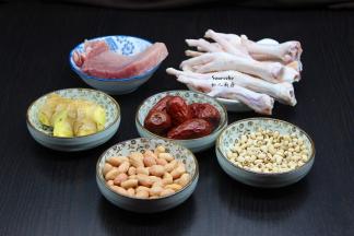 准备食材：眉豆、花生、猪瘦肉、鸡爪、红枣、陈皮、生姜；