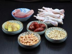 准备食材：眉豆、花生、猪瘦肉、鸡爪、红枣、陈皮、生姜；